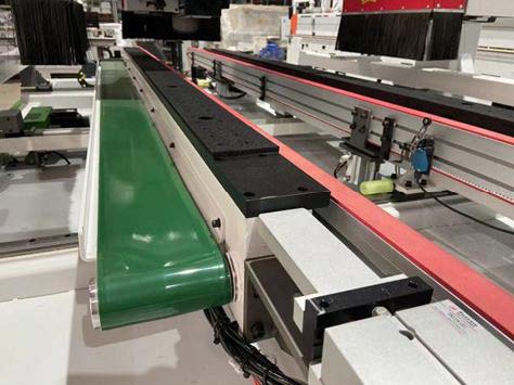 Beaver DOORCUT CNC  Конвейеры для удаления обрезков  С правой и левой сторон от рабочих столов, со стороны обрезки дверного полотна по длинной стороне, установлены приводные ленточные конвейеры для удаления обрезков 